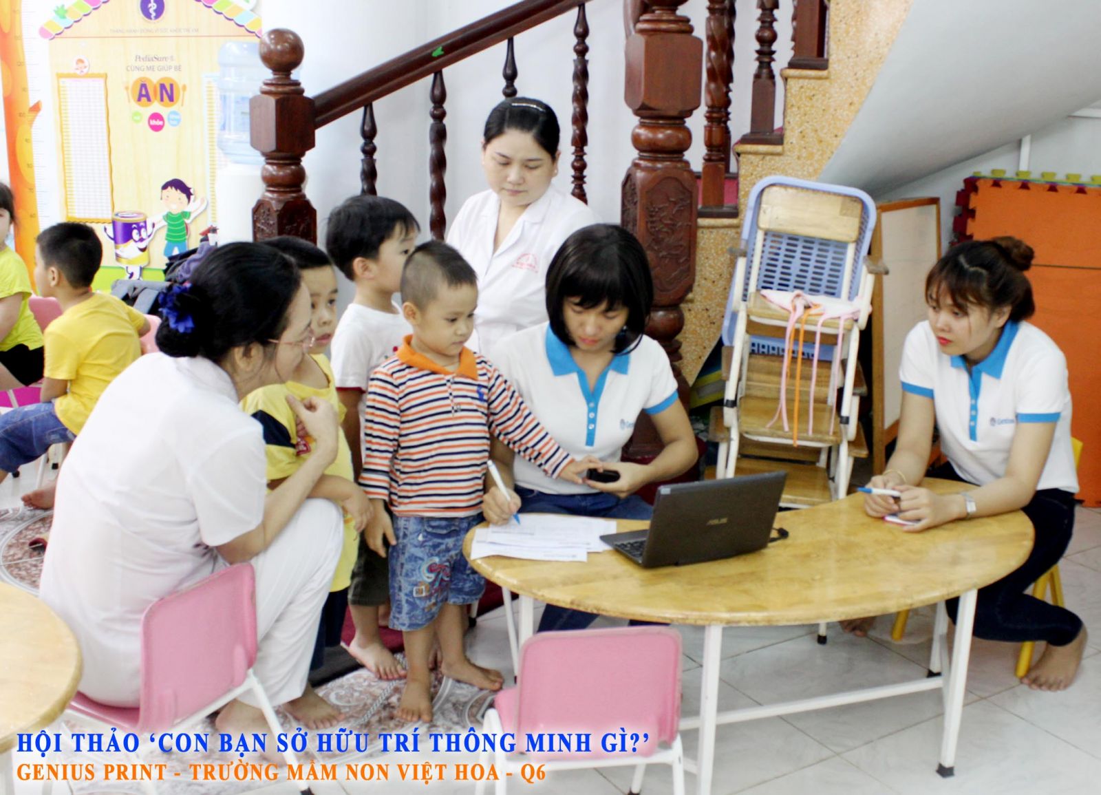 Các bé cùng phụ huynh được trãi nghiệm Demo miễn phí Sinh trắc học dấu vân tay