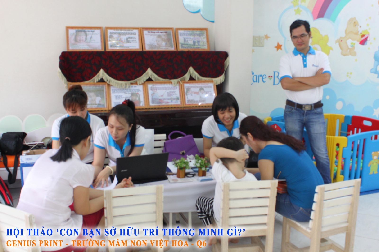 Các chuyên gia đến từ Genius tận tình tư vấn cho phụ huynh cách tương tác phù hợp với trẻ