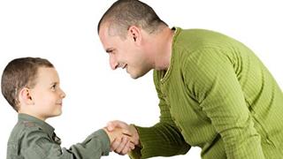 Cha mẹ có thể cùng con chơi những trò chơi đơn giản giúp phát triển khả năng giao tiếp xã hội cho trẻ