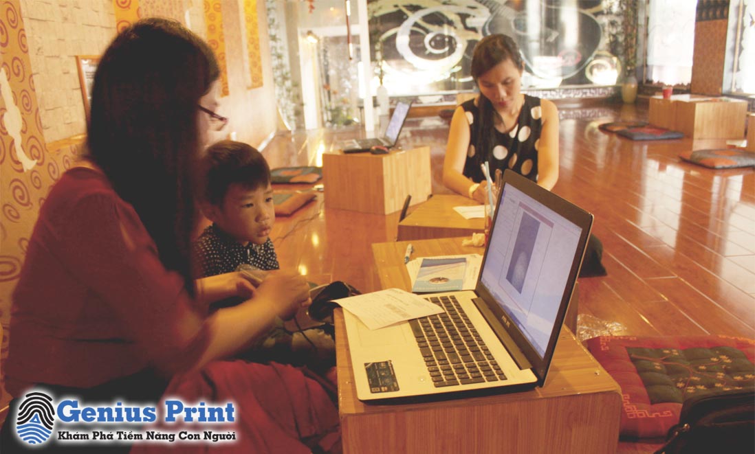 Tại buổi Offline phụ huynh và các bé được scan 10 dấu vân tay miễn phí